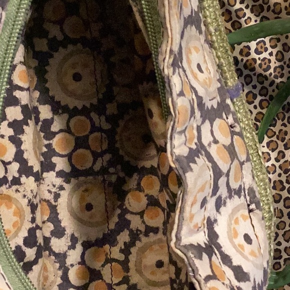 Cute lightly used Green Jute bag perfect for the season. It has 3 inside pockets - Picture 3 of 10